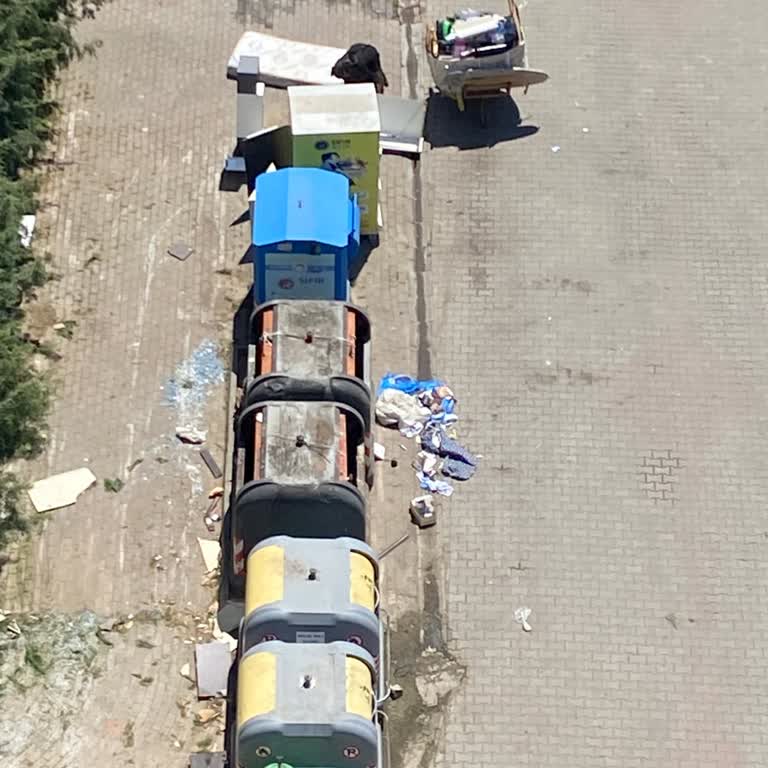 Mahallede Çöp Sorunu Ve Sineklenme Nedeniyle Çocuklarımız Mağdur