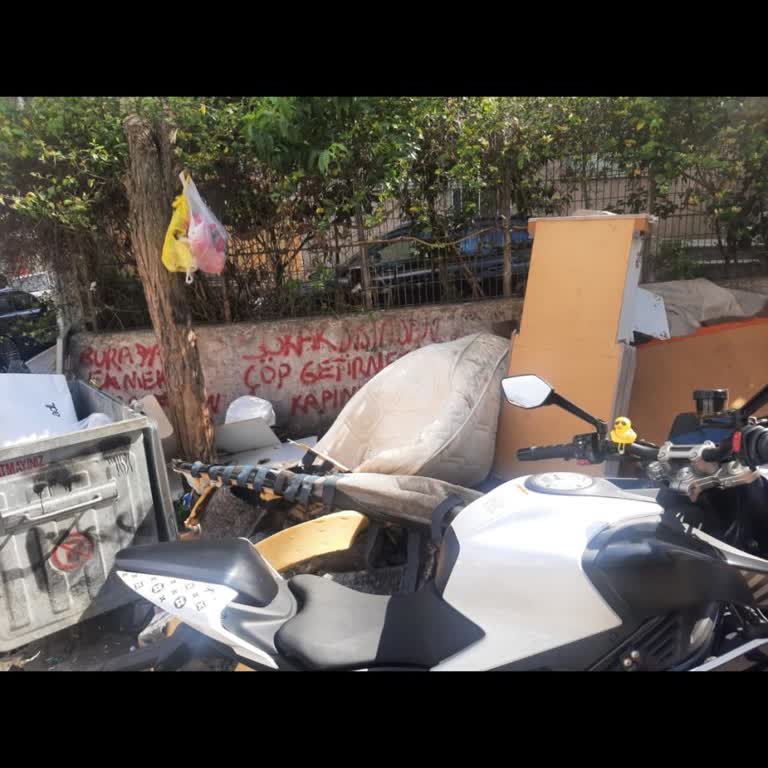 Çocuk Parkı Yanındaki Atıklar Bir Haftadır Toplanmıyor