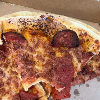 Döşemealtı Domino's Şubesinde Sürekli Yanık Ve Kalitesiz Pizza Teslimatı