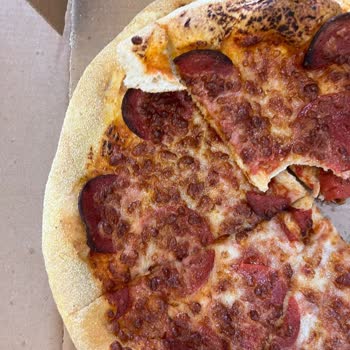 Döşemealtı Domino's Şubesinde Sürekli Yanık Ve Kalitesiz Pizza Teslimatı