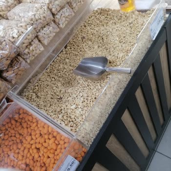 Hakmar Mağazasında Sağlıksız Kuruyemiş Reyonları Ve İlgisiz Personel