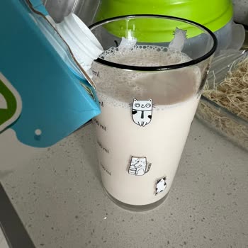 Tarihi Geçmemiş Laktozsuz Sütün Pembe Çıkması Endişe Yarattı