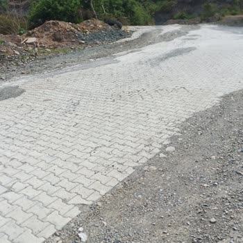Çevre Ve Şehircilik Bakanlığı Yanmış Lastikler Mezarlık Ve Dereye Atıldı, Çevre Kirliliği Oluştu