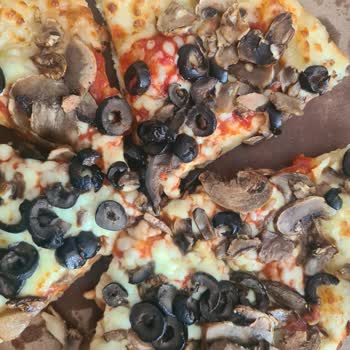 Domino's Pizza Pan Pizza Beklentimi Karşılamadı, Malzeme Ve Pişirme Sorunları Yaşadım