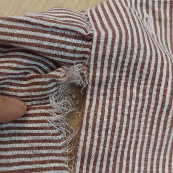 İlk Giyimde Sökülen Gömlek Ve Mağaza Sorumlusunun İlgisizliği