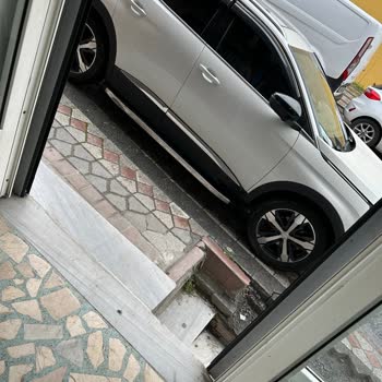 Kırık Kaldırım İçin Kimse Sorumluluk Almıyor, Esnaflıktan Soğudum