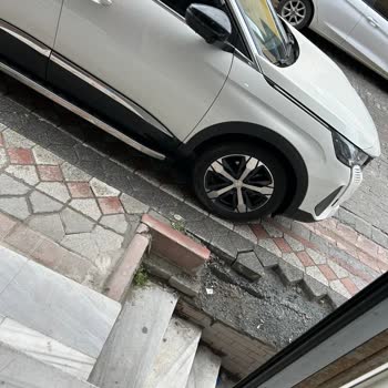 Kırık Kaldırım İçin Kimse Sorumluluk Almıyor, Esnaflıktan Soğudum