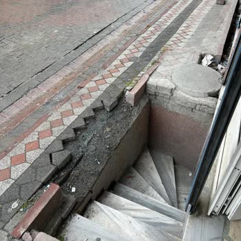 Kırık Kaldırım İçin Kimse Sorumluluk Almıyor, Esnaflıktan Soğudum