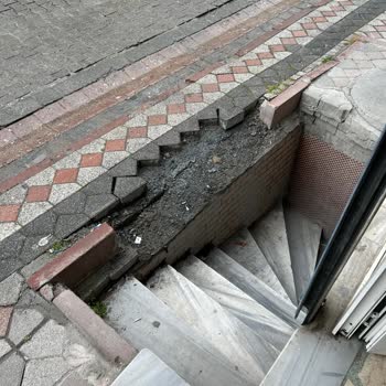 Kırık Kaldırım İçin Kimse Sorumluluk Almıyor, Esnaflıktan Soğudum