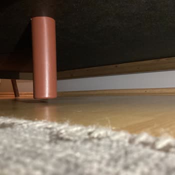 Enza Home Aldığım Üçlü Koltuğun Orta Ayakları Yere Değmiyor