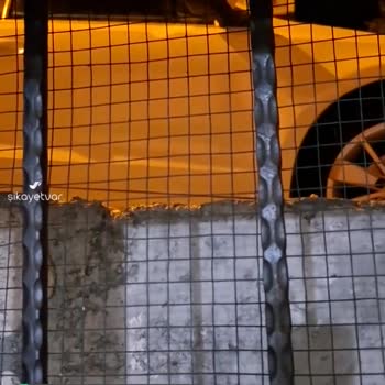 Beyoğlu Belediyesi Kaldırım Ve Evimizin Cam Önü Tamamen Araçlar Tarafından İşgal Ediliyor!