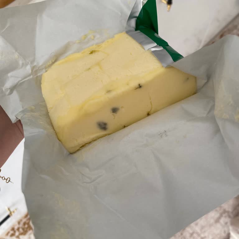 Son Kullanma Tarihi Geçmemiş Tereyağında Küf Ve Kötü Koku Şoku