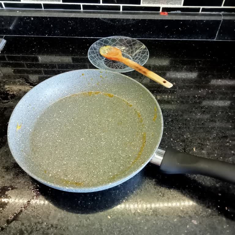 Aldığım Granit Tavadan Kimyasal Koku Geliyor, Kullanamıyorum