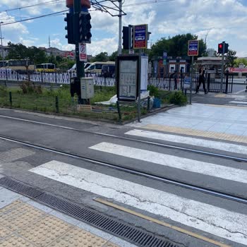 Zeytinburnu'nda Yaya Geçidindeki İkaz Lambalarının Çalışmaması Tehlike Yaratıyor