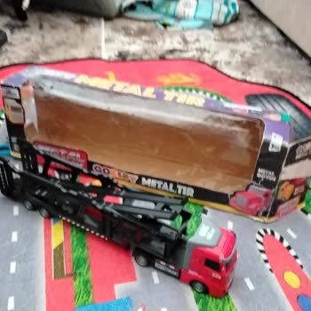 Aldığım Oyuncak Tırın Arka Kapağı Eksikti, Kutusu Da Yırtıktı