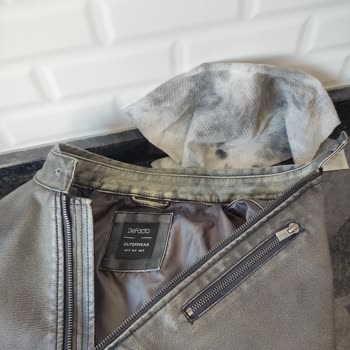 DeFacto Deri Ceketten Çıkan Boya Tişörtümü Mahvetti