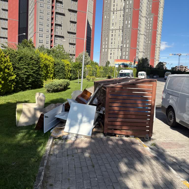 Esenyurt Kristalşehir'de Haftalardır Alınmayan Eşyalar Sağlığımızı Tehdit Ediyor