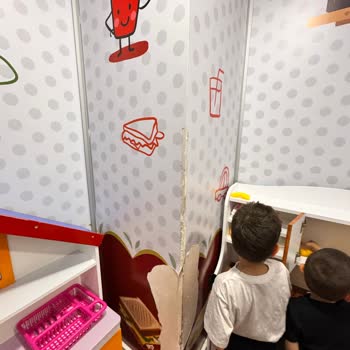 Oyun Alanı Bakımsız Ve Hijyenik Değil, Çocuklar İçin Tehlikeli