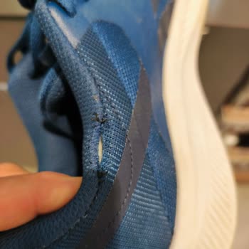 Reebok Ayakkabıda Dikiş Hatası Ve Mağaza İlgisizliği Nedeniyle Mağduriyet