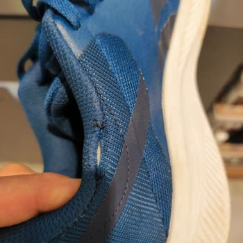 Reebok Ayakkabıda Dikiş Hatası Ve Mağaza İlgisizliği Nedeniyle Mağduriyet