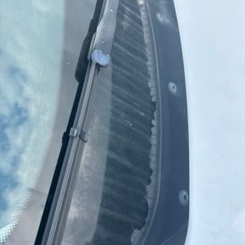 BMW 320i Ön Cam Su Fitili Üretim Hatası Ve Çözüm Talebi