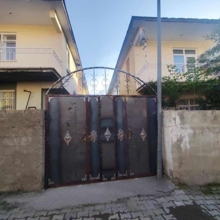 Erzurum Büyükşehir Belediyesi Şükrüpaşa Sokağın Ortasına Kapı Yapmışlar!
