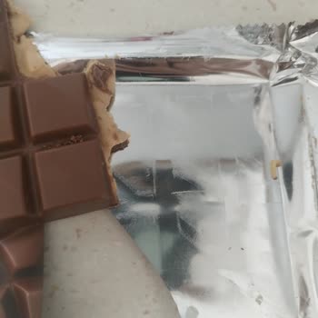 Aldığım Çikolatadan Kurt Çıkınca Midem Bulandı