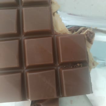 Aldığım Çikolatadan Kurt Çıkınca Midem Bulandı