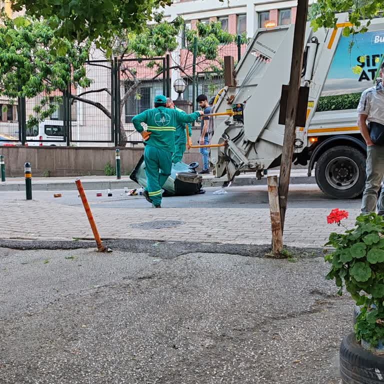 Osmangazi Belediyesi Yeni Alınan Çöp Konteynerimiz Belediye Ekibi Tarafından Kırıldı