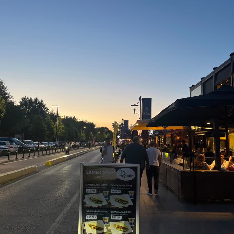 Tavuk Dünyası Nda Garsonun Kaba Tavrı Ve Salata Krizi Çocuklarla Mağduriyet