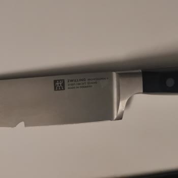 Zwilling Bıçak Et Keserken Kırıldı, Parçası Etin İçinde Kaldı