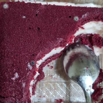 BİM'den Alınan Tatlının Üzerinde Küf Çıktı