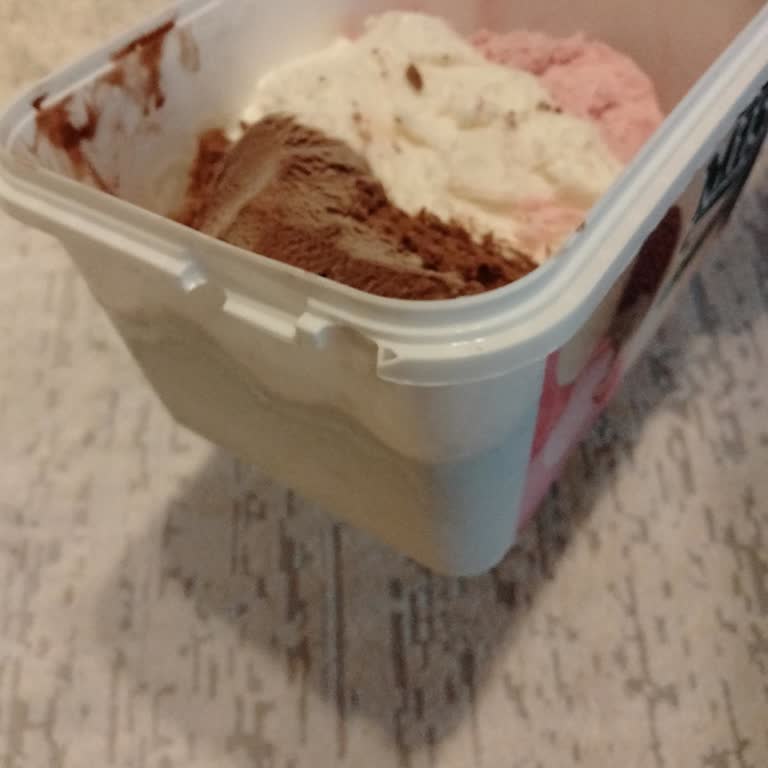 Dondurma Kutusunun Keskin Kenarları Parmak Yaralanmasına Yol Açtı