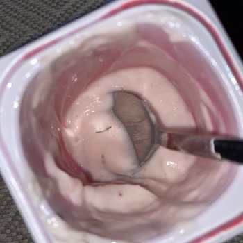 Eker Çilekli Probiyotik Yoğurttan Kıl Çıkması Şaşırttı