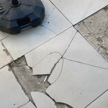 Luxera İnşaat Fayansların Hepsinin Kırık ve Cam Gibi Keskin Olması