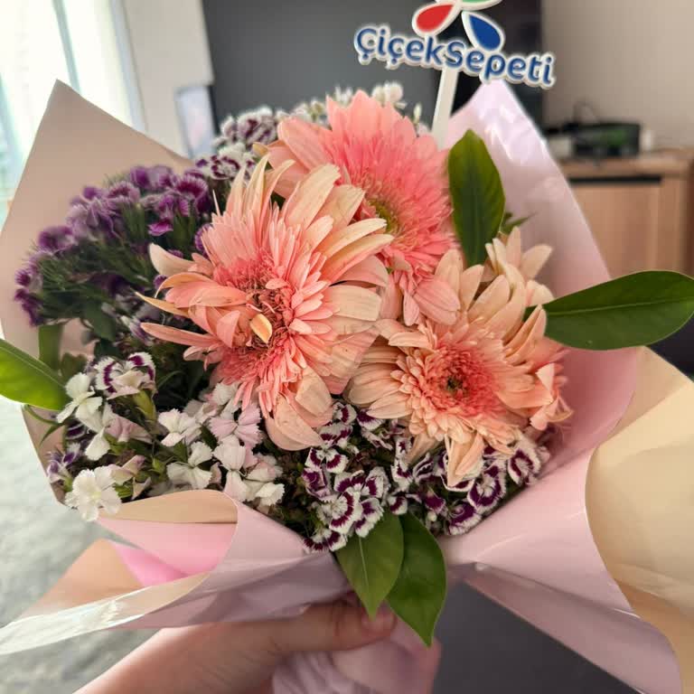 Anneler Günü'nde Geç Ve Solmuş Çiçek Teslimatı Hayal Kırıklığı Yarattı