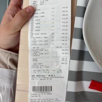 IKEA Restoranında Çamurlu Ve Bayat Salatalık Şikayeti