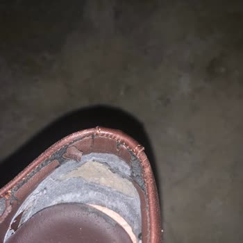 Kısa Sürede Yırtılan Ayakkabıya Değişim Reddiyle Büyük Hayal Kırıklığı