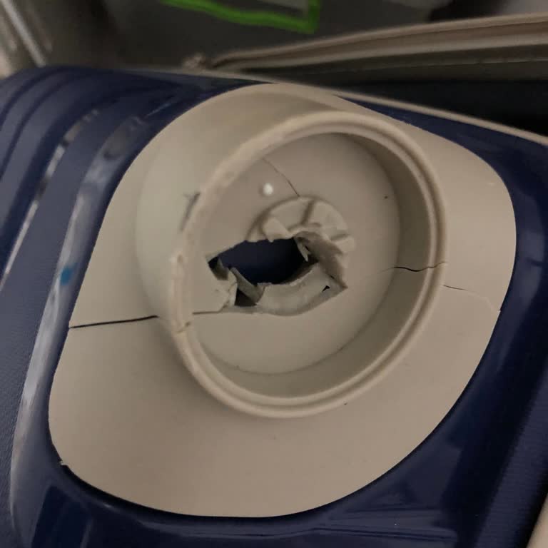 SunExpress zerstörte meinen neuen Koffe, Reparatur ist keine Lösung, ich will Ersatz!