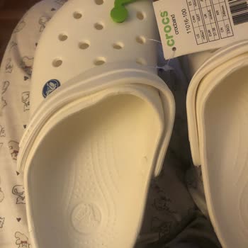 Я получила бракованные Crocs Crocband при онлайн-покупке, возврат невозможен в магазине