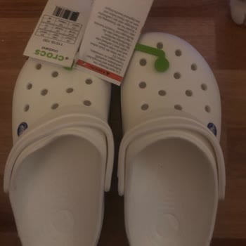 Я получила бракованные Crocs Crocband при онлайн-покупке, возврат невозможен в магазине