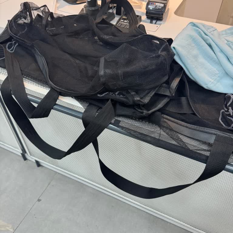 Mimaroba DeFacto Outlet'te Uzun Kasa Kuyrukları ve Yetersiz Müşteri İlgisi