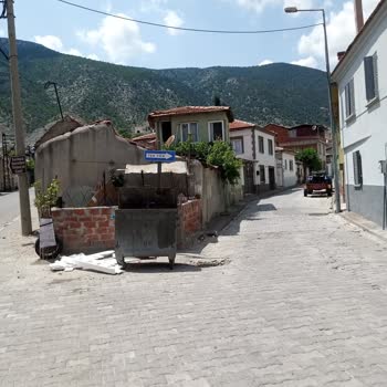 Çöp Konteynerine Yapılan Uygunsuz Çizimler Mahalleyi Rahatsız Ediyor