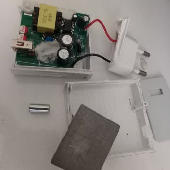 Xiaomi Şarj Adaptöründe Gereksiz Metal Parça Şaşkınlığı