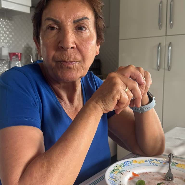 Botoks Sonrası Göz Kapağı Düşüklüğü Ve İlgisiz Yaklaşım