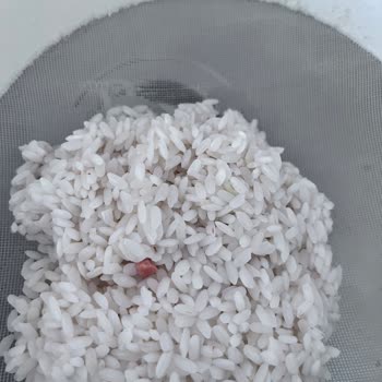 Pirincin İçinden Renkli Taş Çıktı, Sağlık Riski Oluştu