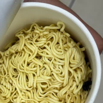 Noodle Paketinden Böcek Çıkması Nedeniyle Yaşanan Hijyen Sorunu