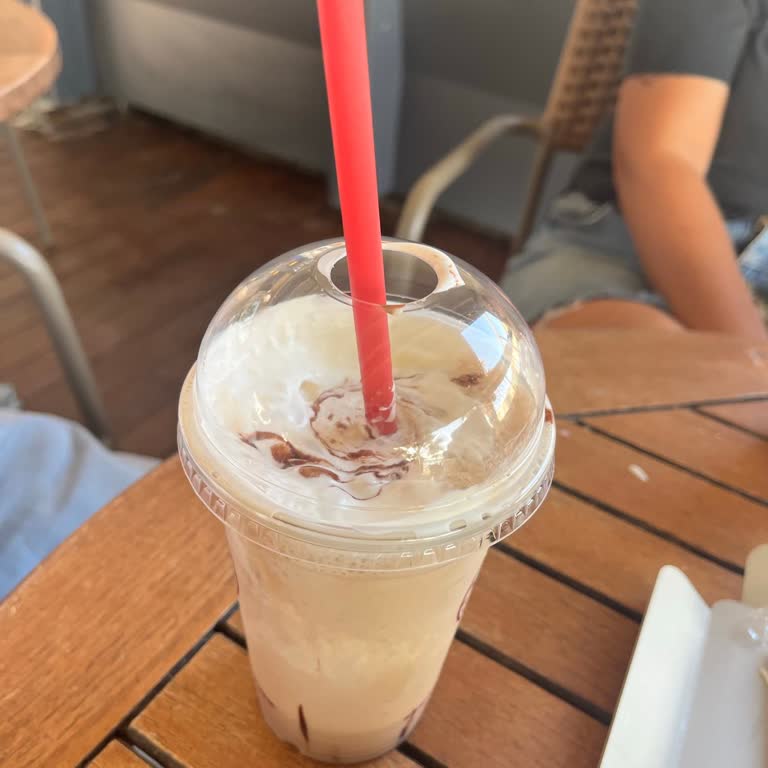 Kuşadası Marina Kahve Dünyası'nda Ekşi Ve Acı İçecek, İlgisiz Hizmet