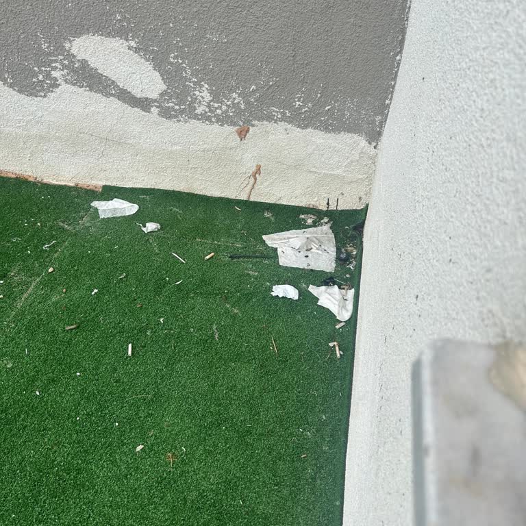 Teraslardaki Çöpler Ve Kötü Koku Aylardır Temizlenmiyor