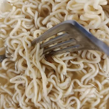 Aldığım Hazır Noodle Paketinden Böcek Çıkması Nedeniyle Hayal Kırıklığı